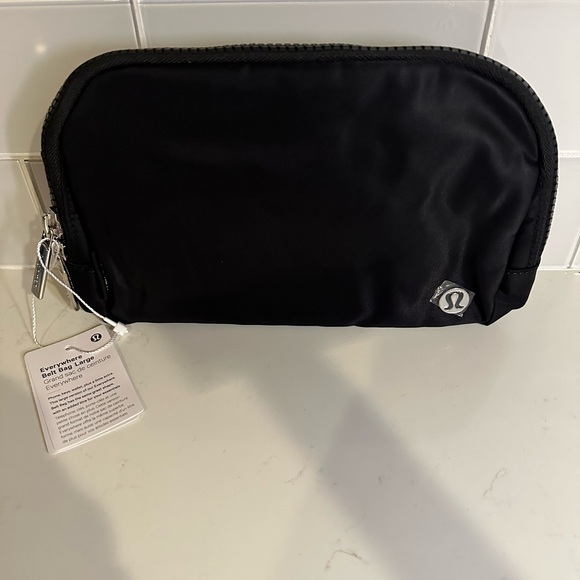 NWT LuluLemon Everywhere Belt Bag 2L BLK - Picture 6 of 13